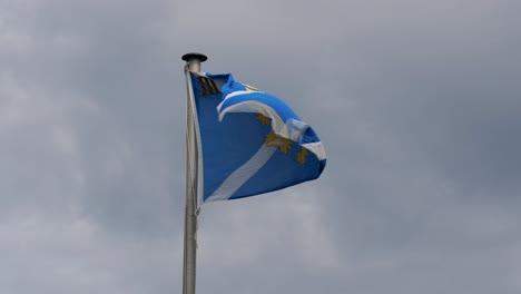 Waving-Rampant-Scottish-flag-of-Scotland-waving-in-a-strong-wind-against-cloudy-sky