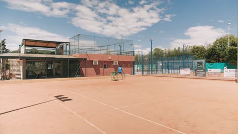 Tennisfrau-Mit-Schläger-Ballwagen-Ziehen-Und-Wegfahren,-Dolly-In-Zeitlupe