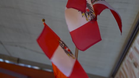 Cámara-Lenta-De-Dos-Pequeñas-Banderas-Austriacas-Ondeando-Frente-A-La-Tienda-De-Souvenirs