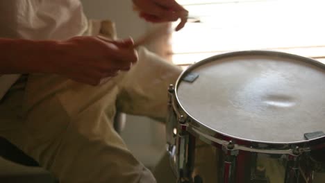 Schnelle-Snare-Drum-Rudimente,-Die-Gespielt-Werden-Und-Fähigkeiten-Und-Technik-Zeigen