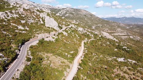 Carretera-Escénica-Desde-El-Parque-Nacional-Paklencia-Hasta-El-Continente-De-Croacia---Vista-Aérea-De-Drones
