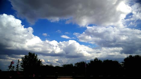 Las-Nubes-Se-Acumulan-En-El-área-Y-Se-Forman-Para-Liberar-Un-Torrente-De-Lluvia