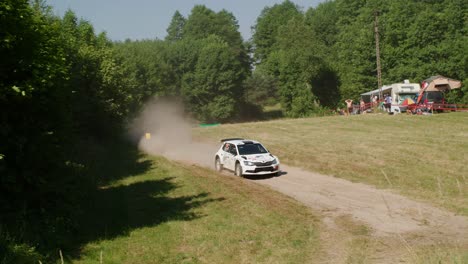 Rallye-Sportwagen,-Der-In-Zeitlupe-Auf-Die-Kamera-Zufährt