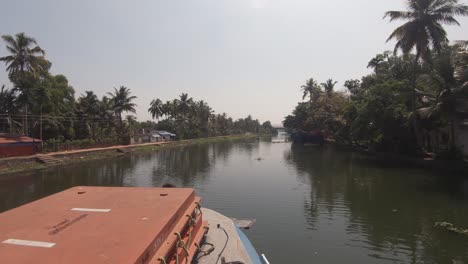 Calm-boat-cruise-along-Kerala-backwaters,-Alappuzha,-India