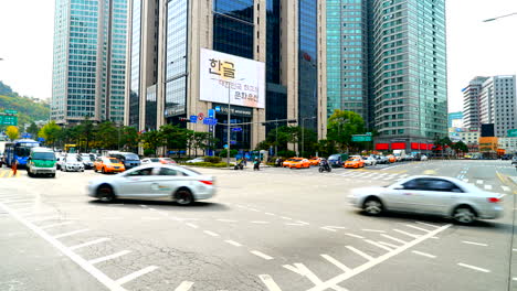 Circa---Time-lapse-of-busy-traffic-at-an-intersection-in-Seoul,-South-Korea