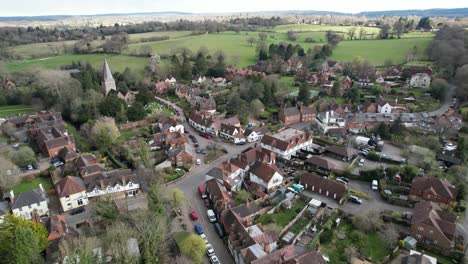 Shere-Village-Surrey,-Reino-Unido,-Punto-De-Vista-De-Drones-Aéreos,-Material-De-Archivo-4k