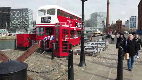 Liverpool-city-Double-Decker-bus-cafe,-Albert-dock