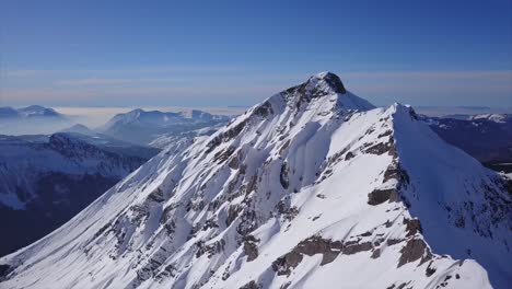 Paso-Alto-Sobre-Espinas-Cubiertas-De-Nieve-De-Una-Colina-Alpina