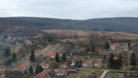 Luftaufnahme-Des-Friedhofs-Des-Ungarischen-Dorfes-Alsópetény-Im-Winter