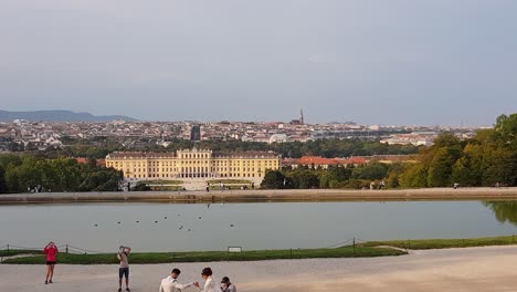 Rotierender-Zeitraffer-über-Schloss-Und-Garten-Schönbrunn