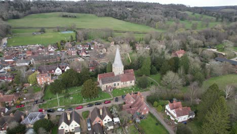 La-Iglesia-De-St-James-Shere-Surrey-Reino-Unido-Pintoresca-Aldea-Inglesa-Imágenes-Aéreas-De-Drones-4k