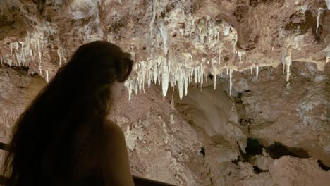 Neugieriges-Mädchen,-Das-Weiße-Stalaktitenformationen-In-Der-Höhle-Von-Saint-Cezaire-Betrachtet
