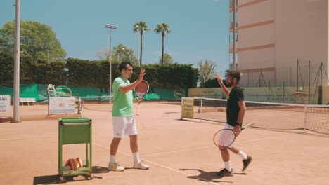 Zwei-Männer-Auf-Einem-Tennisplatz-Treffen-Sich-Und-Diskutieren,-Um-Ein-Spiel-Zu-Spielen