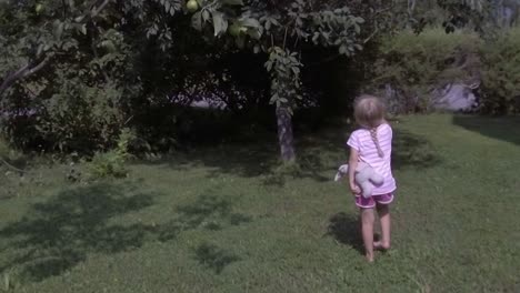 Glatte-Folgeaufnahme-Eines-Jungen-Mädchens,-Das-Barfuß-Zwischen-Apfelbäumen-In-Superzeitlupe-Läuft