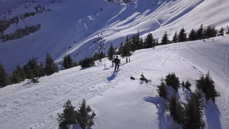 Drone-Siguiendo-Skiier-Desollado-En-La-Cresta-De-La-Montaña