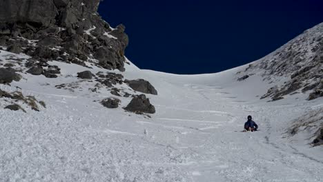 Zeitraffer-Des-Skifahrers,-Der-Einen-Steilen-Hügel-Hinaufwandert