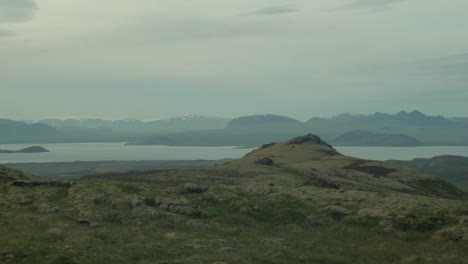 Schöne-Isländische-Landschaft,-Kamerabewegung,-Schwenk-Von-Links-Nach-Rechts,-Keine-Menschen,-Mittelweite-Aufnahme