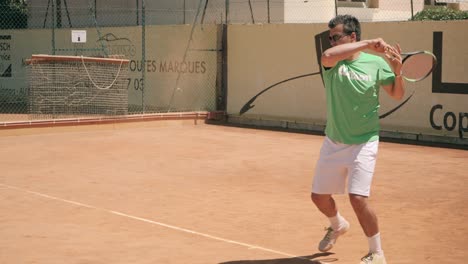 Tennisspieler-Schlagen-Staubigen-Ball-Mit-Schläger-In-Zeitlupe