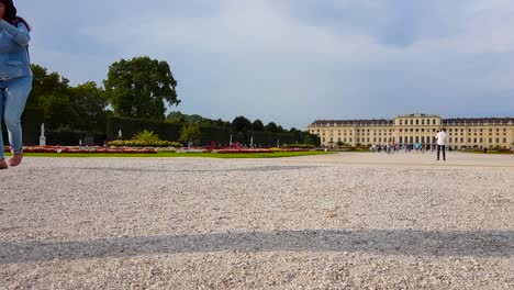 Rotating-Time-Lapse-of-tourists-walking-in-front-of-Schönbrunn-Castle