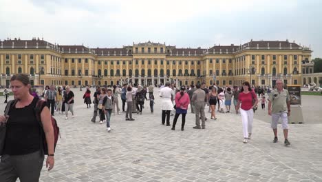 People-walking-in-front-of-Schönbrunn-Castle