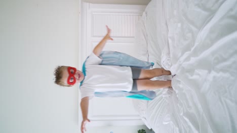 Superheldenjunge,-Der-Auf-Das-Bett-Springt