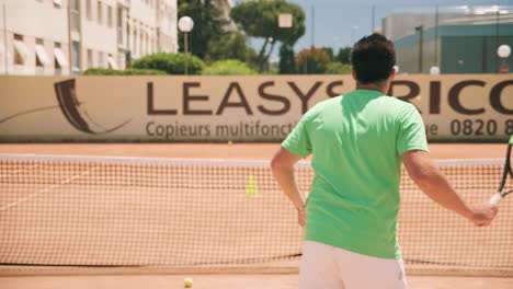 Freundliche-Tennisstunde-Zwischen-Trainer-Und-Schüler,-Zeitlupe-Von-Hinten