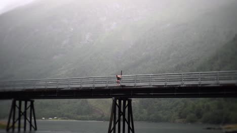 Hombre-Realizando-Backflip-En-Cámara-Lenta-Desde-Un-Puente-En-Noruega,-Europa