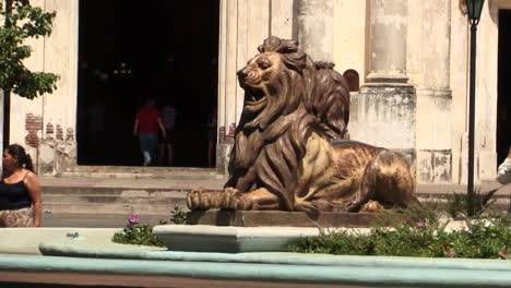 Lion-statues-at-the-facade-of-the-Cathedral-of-the-Assumption-of-Mary-in-Leon,-Nicaragua