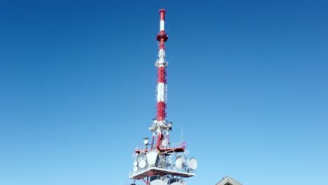 Torre-De-Telecomunicaciones-Con-Muchos-Discos-Alrededor-En-La-Parte-Superior-De-Una-Casa-Austriaca-En-Pfaender-Austria