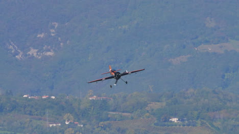 Thiene,-Vicenza,-Italien---16.-Oktober-2021:-Die-Sukhoi-Su-31-Steigt-Nach-Flugmanövern-In-Der-Luft-Langsam-Zur-Landebahn-Hinab
