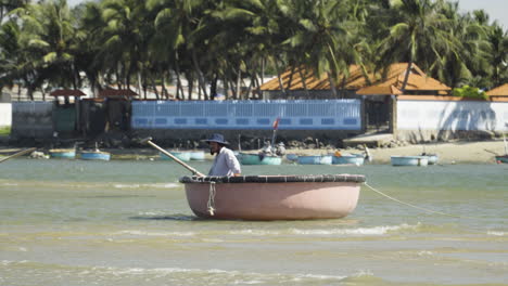 Lokaler-Fischer,-Der-Von-Einer-Angeltour-In-Vietnam-Zurückkehrt,-Folgeansicht