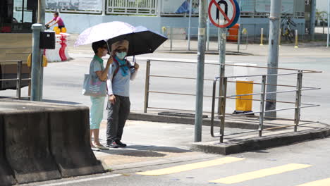 Schutzmaske-Und-Regenschirm-Für-Fußgängersitze-Gegen-Uv-sonnenstrahlen,-Die-Die-Straße-überqueren