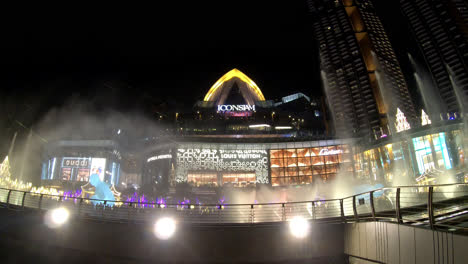 Bangkok,-Thailand---12-Dez-2020---Tanzende-Brunnenshow-In-Iconsiam,-Der-Längste-Wassertanz-In-Südostasien-Mit-Lichtfarbe-Und-Klang,-Ein-Neues-Globales-Wahrzeichen,-Das-Neueste-Einkaufszentrum-Von-Iconsiam-In-Bangkok