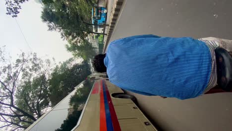 rickshaw-puller-view-from-passenger's-angle