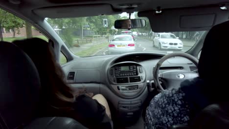 POV-Ansicht-In-Muslimische-Frauen,-Die-Auto-Fahren-Und-Mit-Passagieren-Sprechen