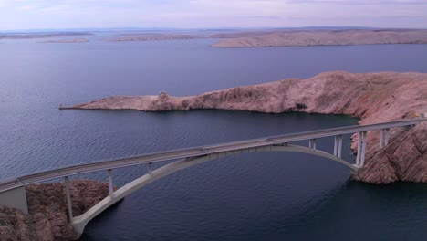 Puente-En-Croacia-Que-Conecta-La-Isla-De-Pag-Y-El-Continente,-Estrecho-Marítimo,-Antena