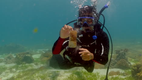 Taucher-Sammeln-Weggeworfene-Plastikflaschen-Auf-Dem-Meeresboden