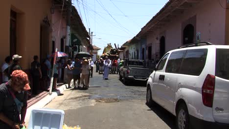Religiöse-Prozession-Auf-Den-Straßen-Der-Stadt-Leon-In-Nicaragua