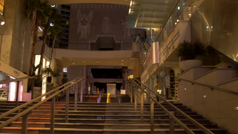 Tiro-Pov-Mientras-La-Gente-Pasaba-Mientras-Subía-Las-Escaleras-En-Hollywood-Y-Highland-Center,-Los-Angeles,-Estados-Unidos-Por-La-Noche