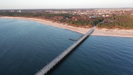 Antena:-Panorama-De-La-Ciudad-De-Palanga-Con-Muelle-De-Palanga-Y-Hermoso-Mar-Báltico-Azul