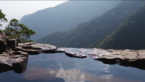 Natürliches-Schwimmbad-An-Einer-Bergklippe-Aus-Verschiedenen-Blickwinkeln-Video-Aufgenommen-In-Nongnah-Meghalaya,-Indien