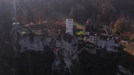 Historische-Alte-Burg-Aus-Dem-18.-Jahrhundert-Auf-Einer-Felsklippe-Mit-Hellem-Morgensonnenlicht