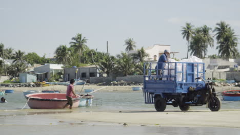 Pescadores-Descargando-Bolsas-De-Carro-De-Motos-Y-Colocándolas-En-Un-Bote-De-Coracle