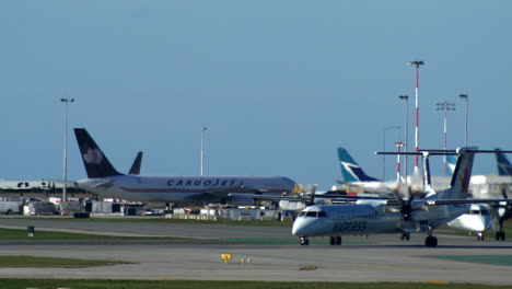 Dos-Aviones-Expresos-De-Air-Canada,-Dash-8-Q400-Rodando-En-El-Aeropuerto-De-Vancouver