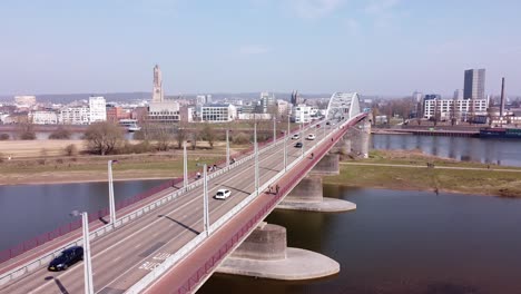 Conducción-De-Tráfico-De-Automóviles-En-El-Puente-Del-Rin-En-Arnhem,-Gelderland,-Países-Bajos---Tiro-Estático