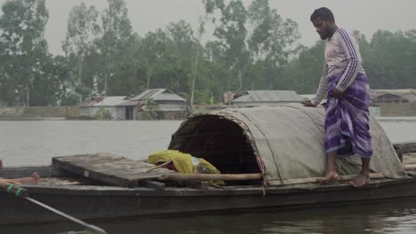 Un-Niño-Está-Remando-En-Un-Bote-A-Través-De-Las-Aguas-De-Inundación-Del-Norte-De-Bengala