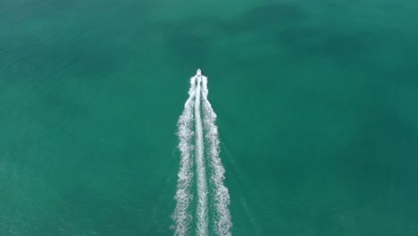 4k-Drohne,-Die-Boot-Im-Sonnigen-Tag-Des-Blauen-Wassers-Jagt