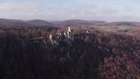 Schloss-Lichtenstein-Auf-Felsiger-Klippe-In-Deutschland-Bei-Sonnenaufgang,-Antenne