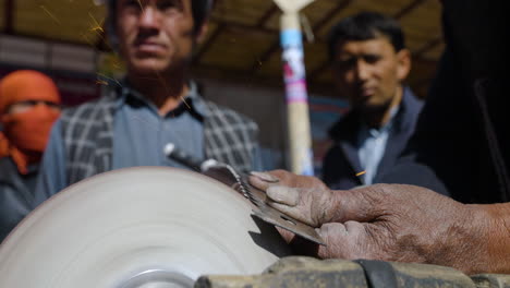Rustikale-Bügelsäge,-Die-Von-Einem-Pedalschleifer-In-Bamyan,-Afghanistan,-Geschärft-Wird