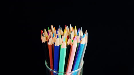 Conjunto-De-Lápices-Multicolores-Brillantes-Sobre-Un-Fondo-Negro